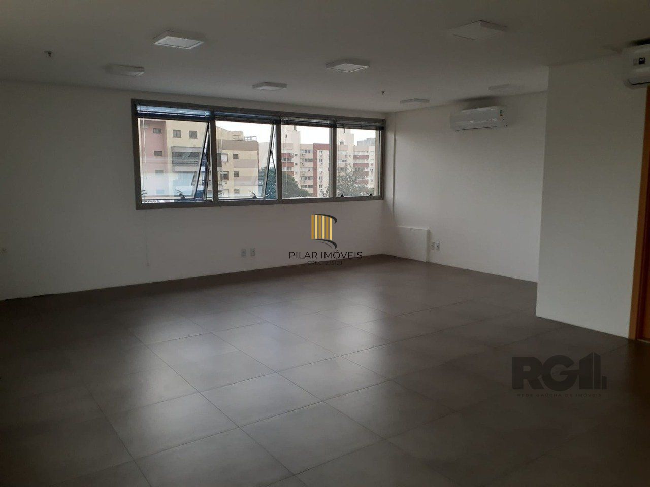 Excelente sala comercial no Menino Deus, com uma vaga de garagem coberta e escriturada.