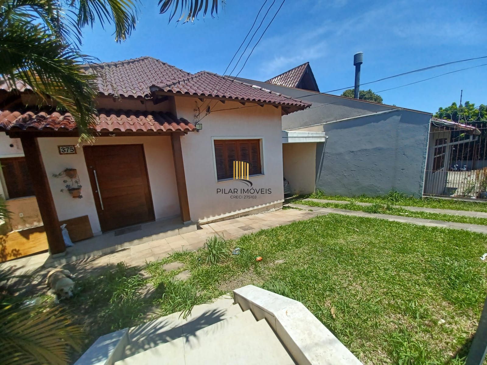 Casa de 3 quartos, suíte e patio no bairro Medianeira em POA - Pilar Imóveis