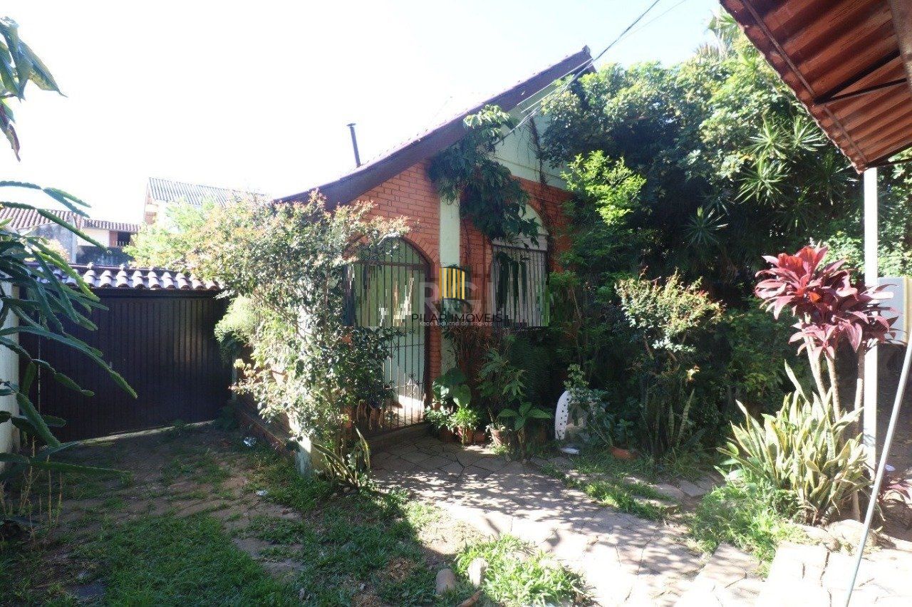 Casa para Venda - 250m²,  com  3 dormitórios, 1 suíte, sala ampla, copa cozinha, churrasqueira, lareira, banheiro social, dependência de empregada, 3 vagas - Medianeira - Pilar Imóveis