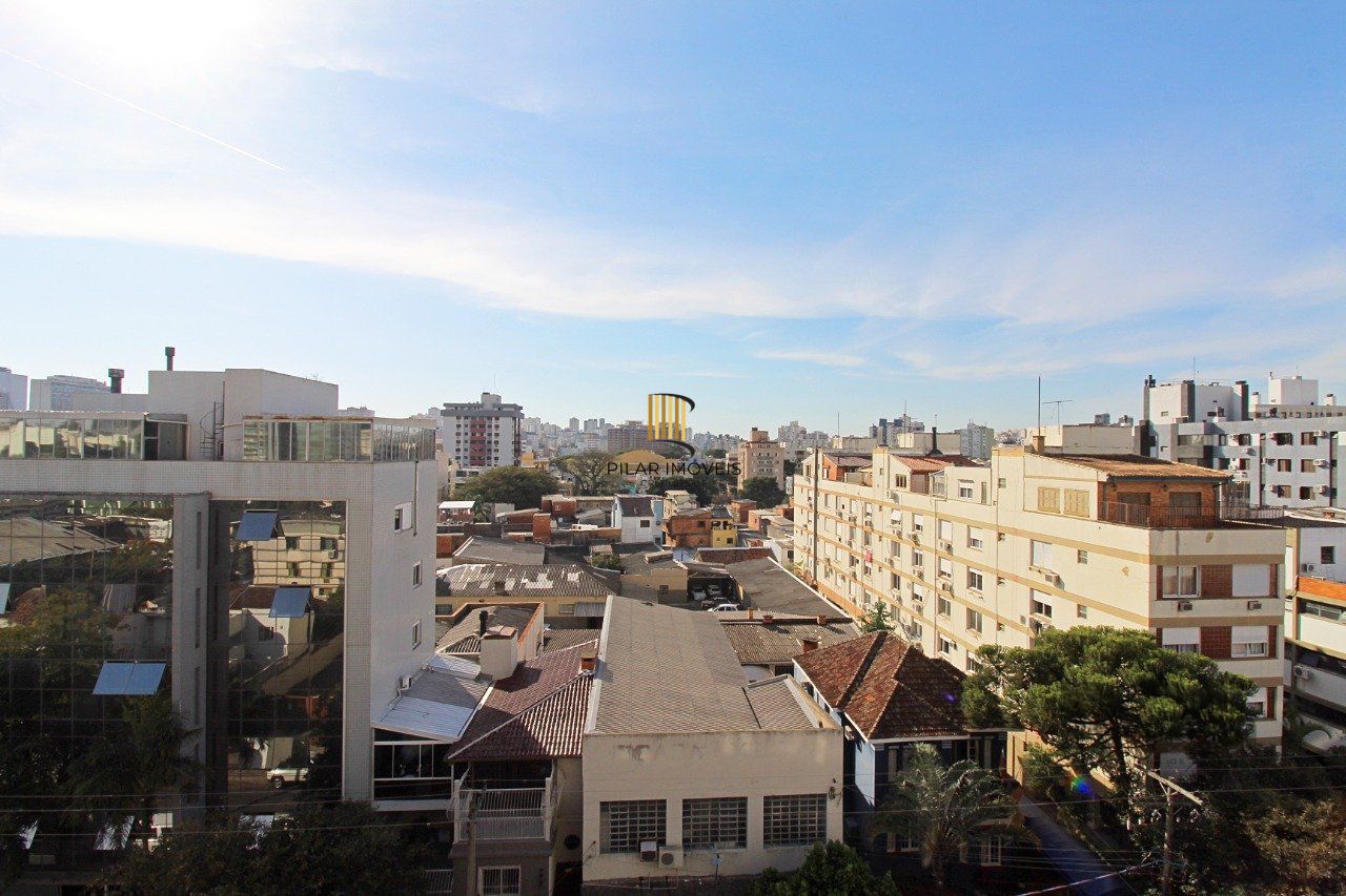 Apartamento de três dormitórios, suíte e 1 vaga de garagem no bairro Menino Deus