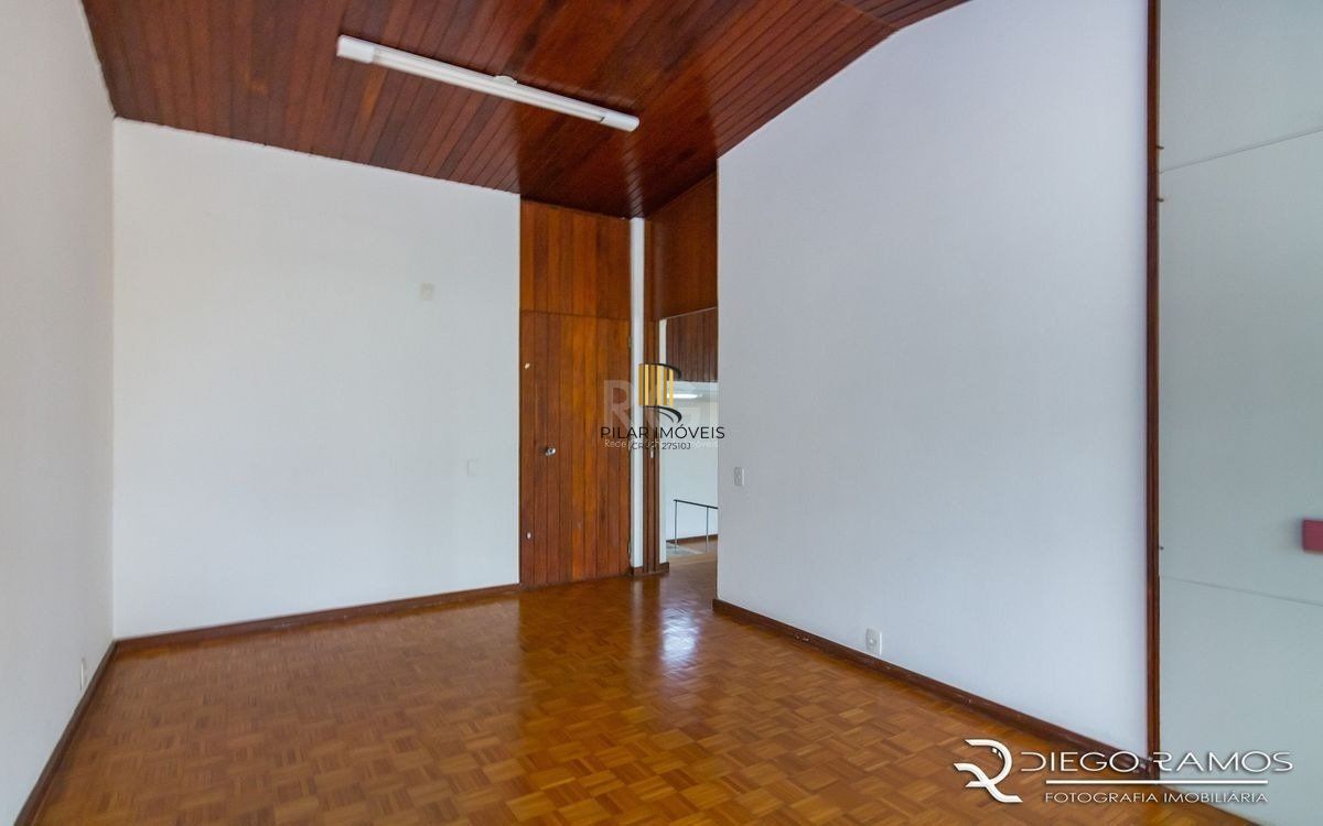 Venda de casa residencial 25,00m x 80,00m- Menino Deus. 4 vagas, 4 dormitórios, sendo 1 suíte, 1 varanda, lareira e churrasqueira.