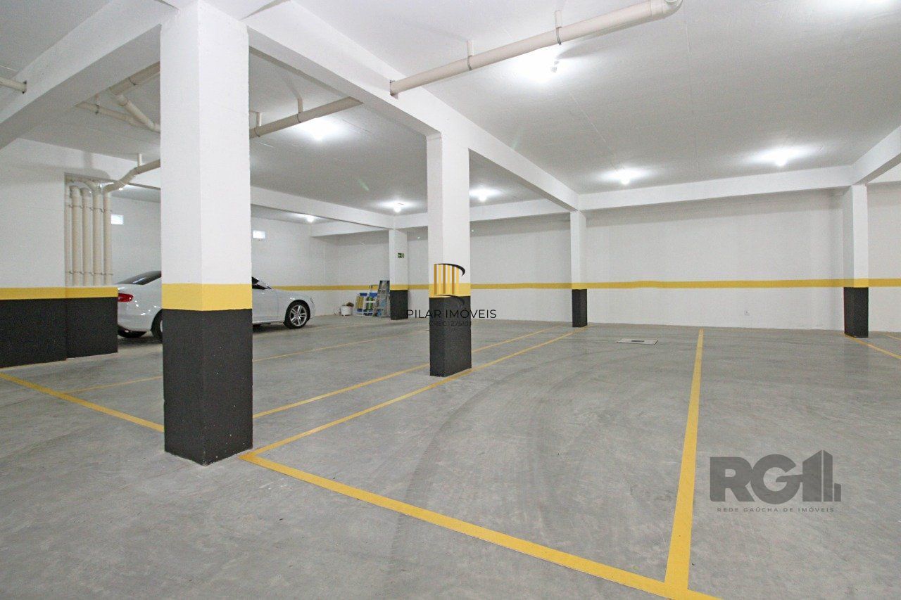 Apartamento de dois dormitórios, suíte e uma vaga de garagem no bairro Petrópolis em Porto Alegre.