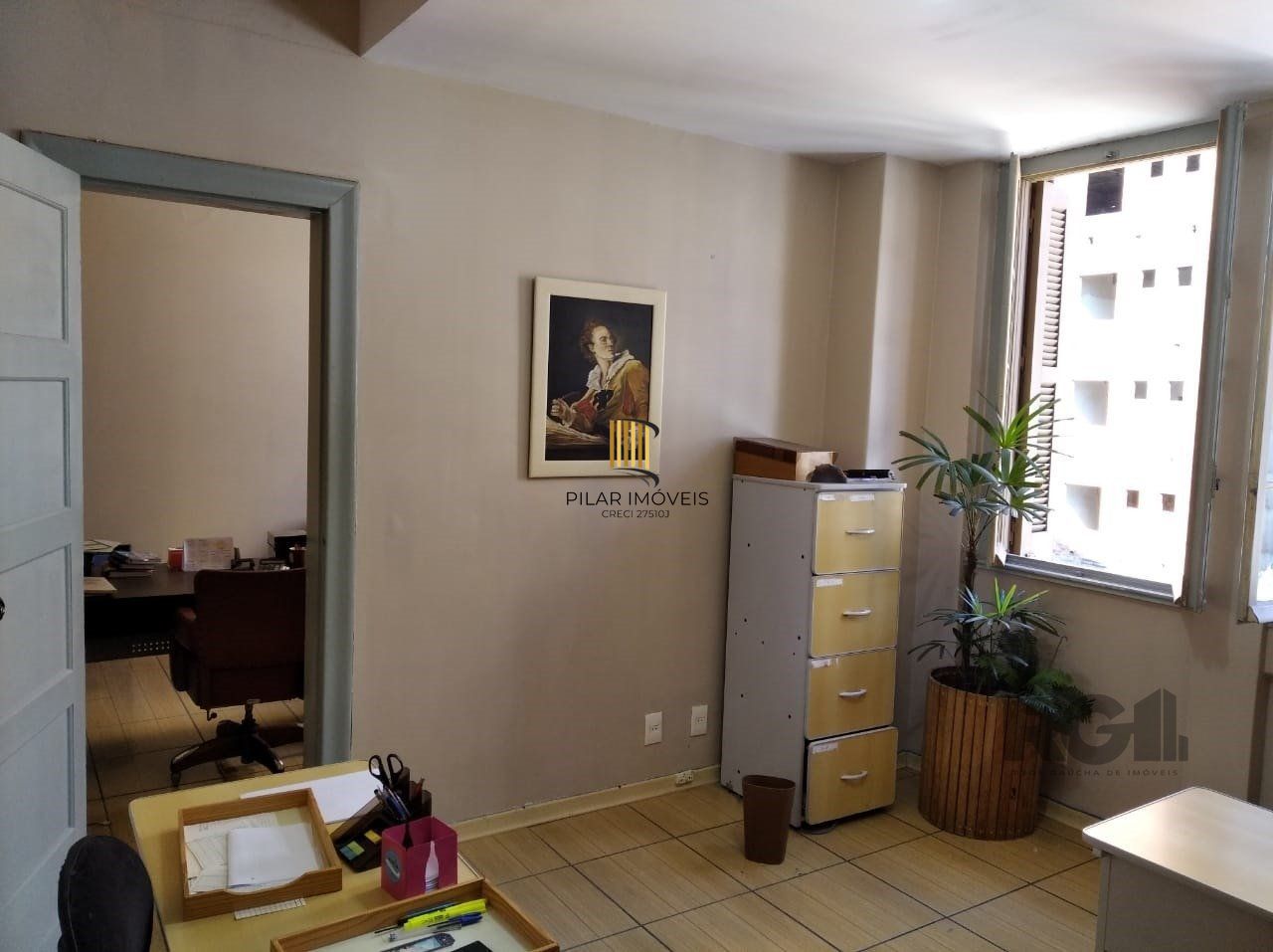 Vende sala com excelente localização próximo do Mercado Público, frente, andar alto. Condomínio oferece: Portaria em horário comercial, elevadores e câmeras de vigilância.