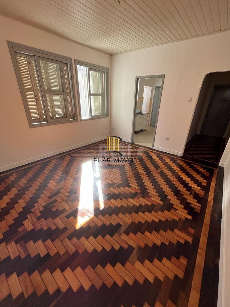 Apartamento de dois dormitórios, banheiro e sala no bairro da Azenha em Porto Alegre.