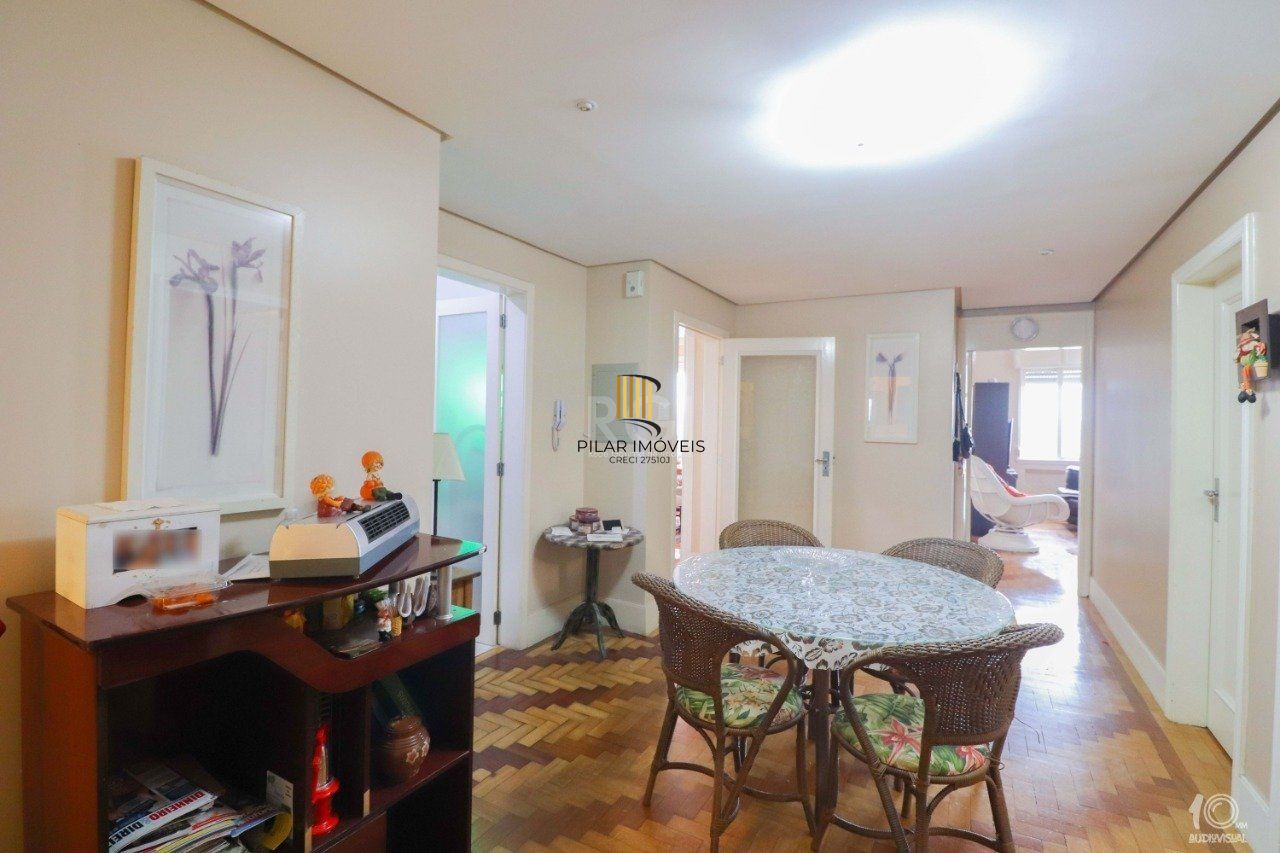 Apartamento á venda com 3 dormitórios com 1 suíte com sacada + 2 sacadas na sala e living, 233,85M²  e 1 vaga de garagem escriturada e coberta, no Bairro Independência em Porto Alegre.