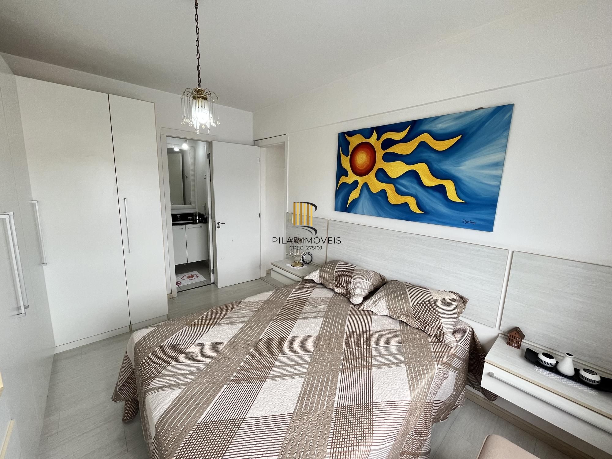 Apartamento de 2 quartos, suíte e 1 vaga de garagem no bairro Azenha em POA/RS