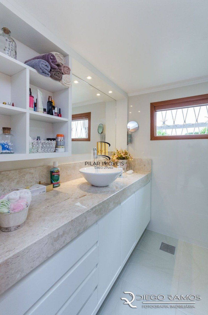 Casa para Venda - 216m², 4 dormitórios, sendo 1 suites, 4 vagas - Menino Deus