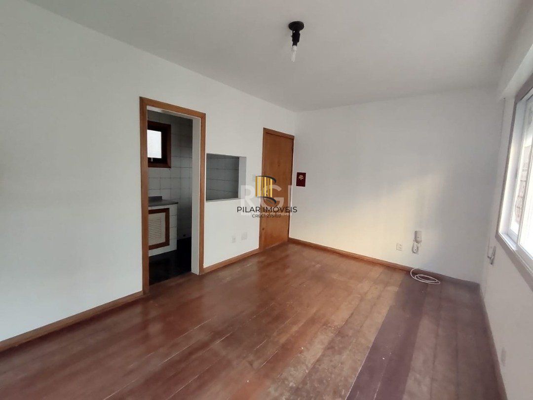JK no Centro Histórico de Porto Alegre, com 26,01 m², cozinha com pia e armários, banheiro com box, piso com tabuão e orientação solar leste (sol da manhã). 
