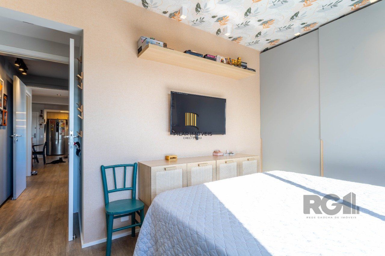 Apartamento de dois dormitórios, suíte e uma vaga de garagem no bairro Santana em Porto Alegre