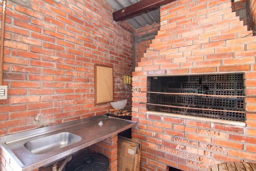 Apartamento de três dormitórios no bairro Independência em Porto Alegre. 