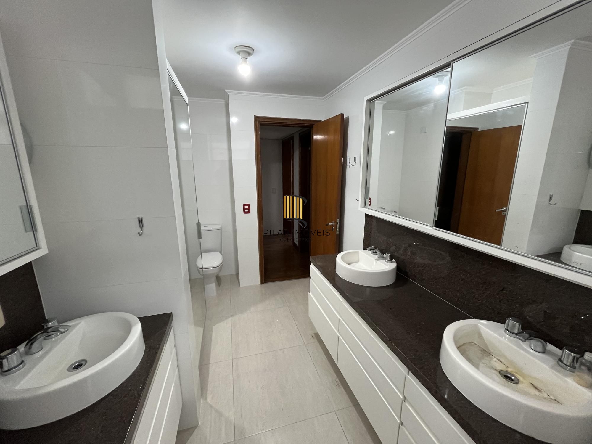 Apartamento de 3 quartos, suíte e 2 vagas de garagem no bairro Farroupilha POA