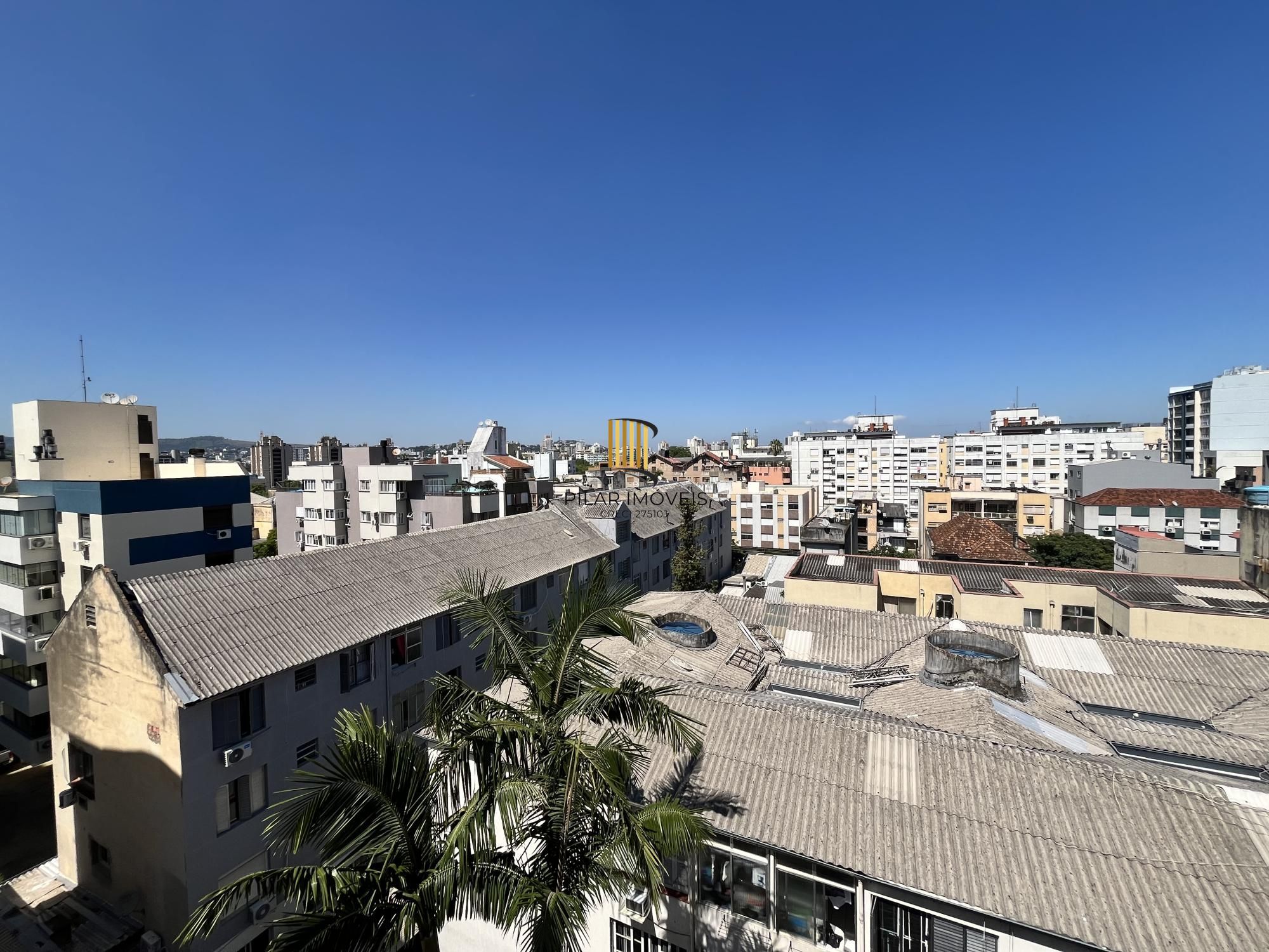 Apartamento de 2 quartos, suíte e 1 vaga de garagem no bairro Farroupilha em POA