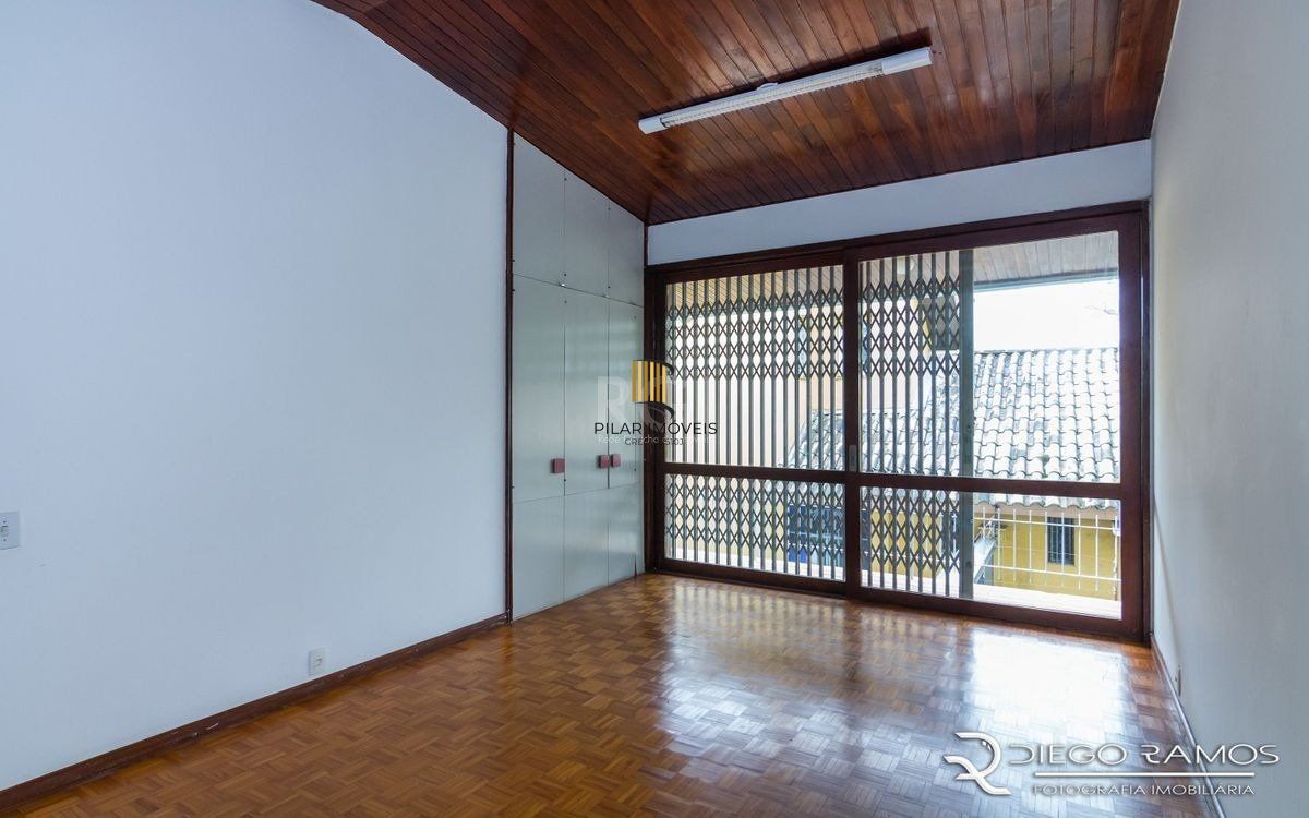 Venda de casa residencial 25,00m x 80,00m- Menino Deus. 4 vagas, 4 dormitórios, sendo 1 suíte, 1 varanda, lareira e churrasqueira.