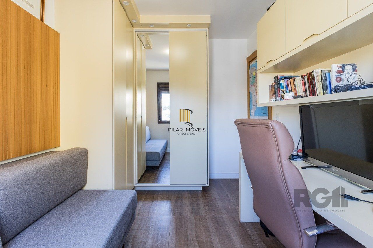 Apartamento de três quartos, suíte e duas vagas de garagem no bairro Rio Branco em Porto Alegre.