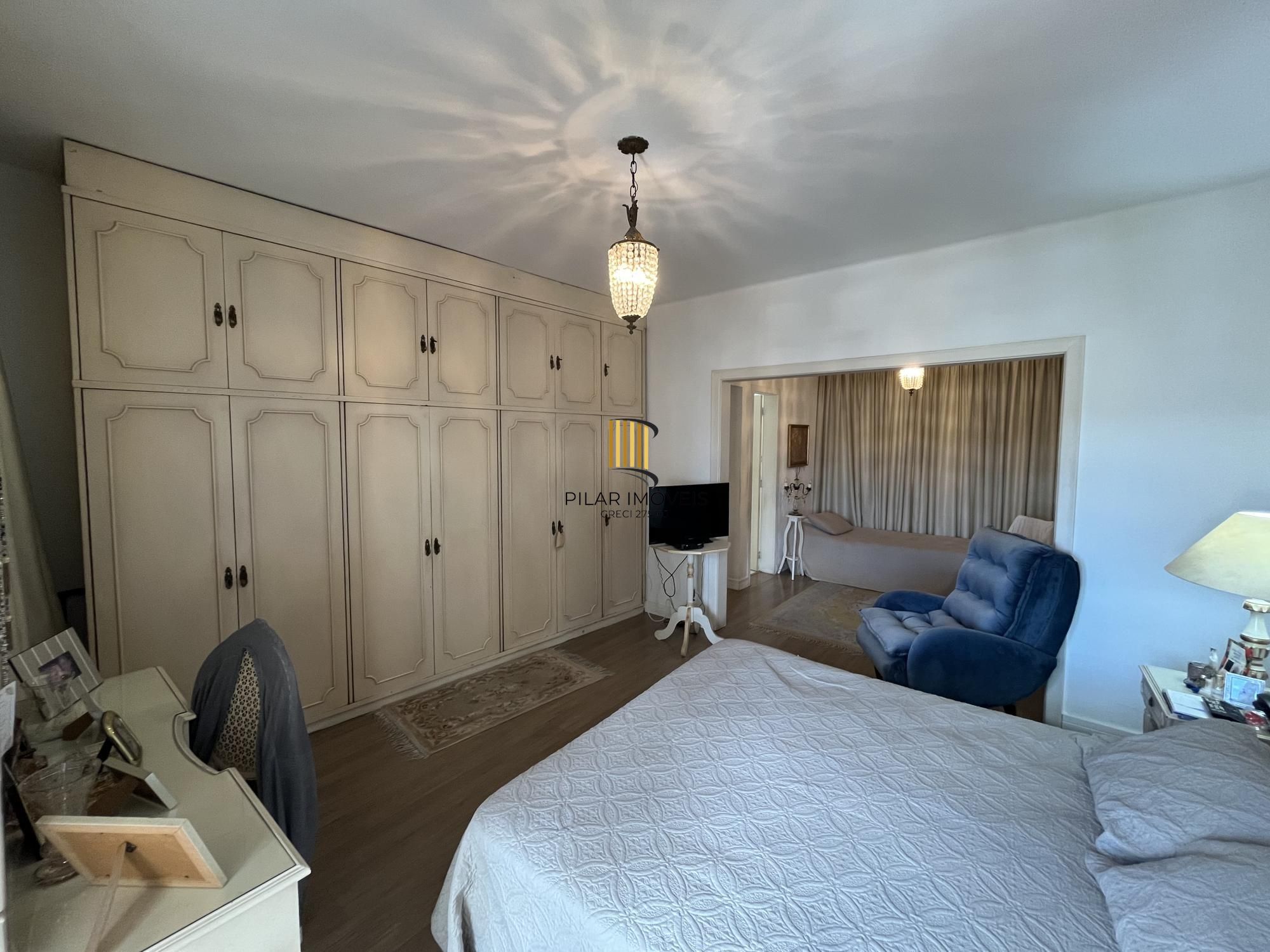 3 quartos, gabinete ou 4º quartos e 1 vaga de garagem junto ao Moinhos de Vento