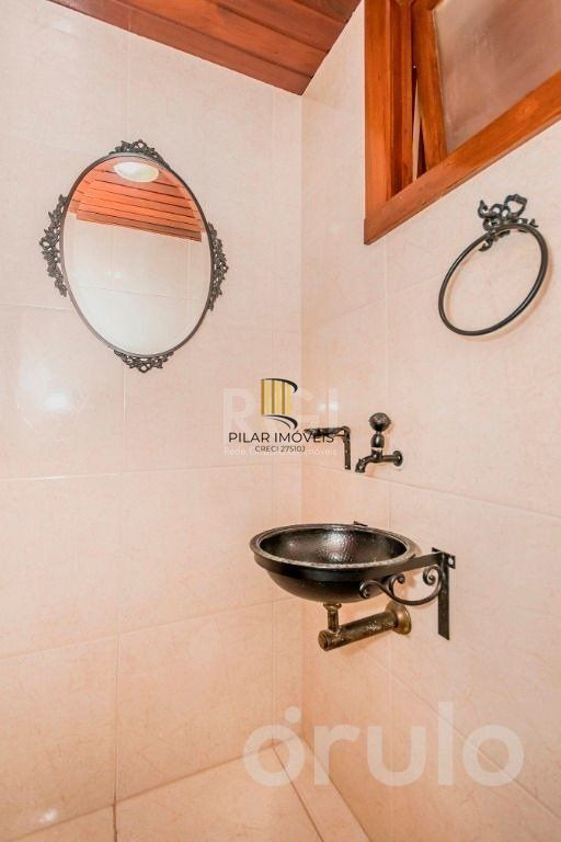 Cobertura para Venda - 244m², 3 dormitórios, sendo 1 suites, 2 vagas - Petrópolis
