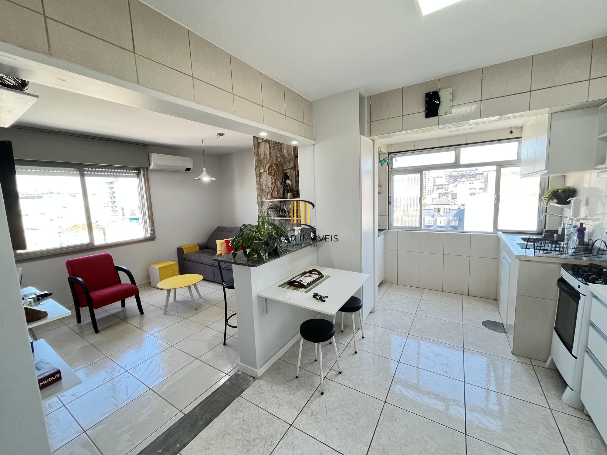 Apartamento de 2 quartos, suíte e 1 vaga de garagem no bairro Farroupilha em POA