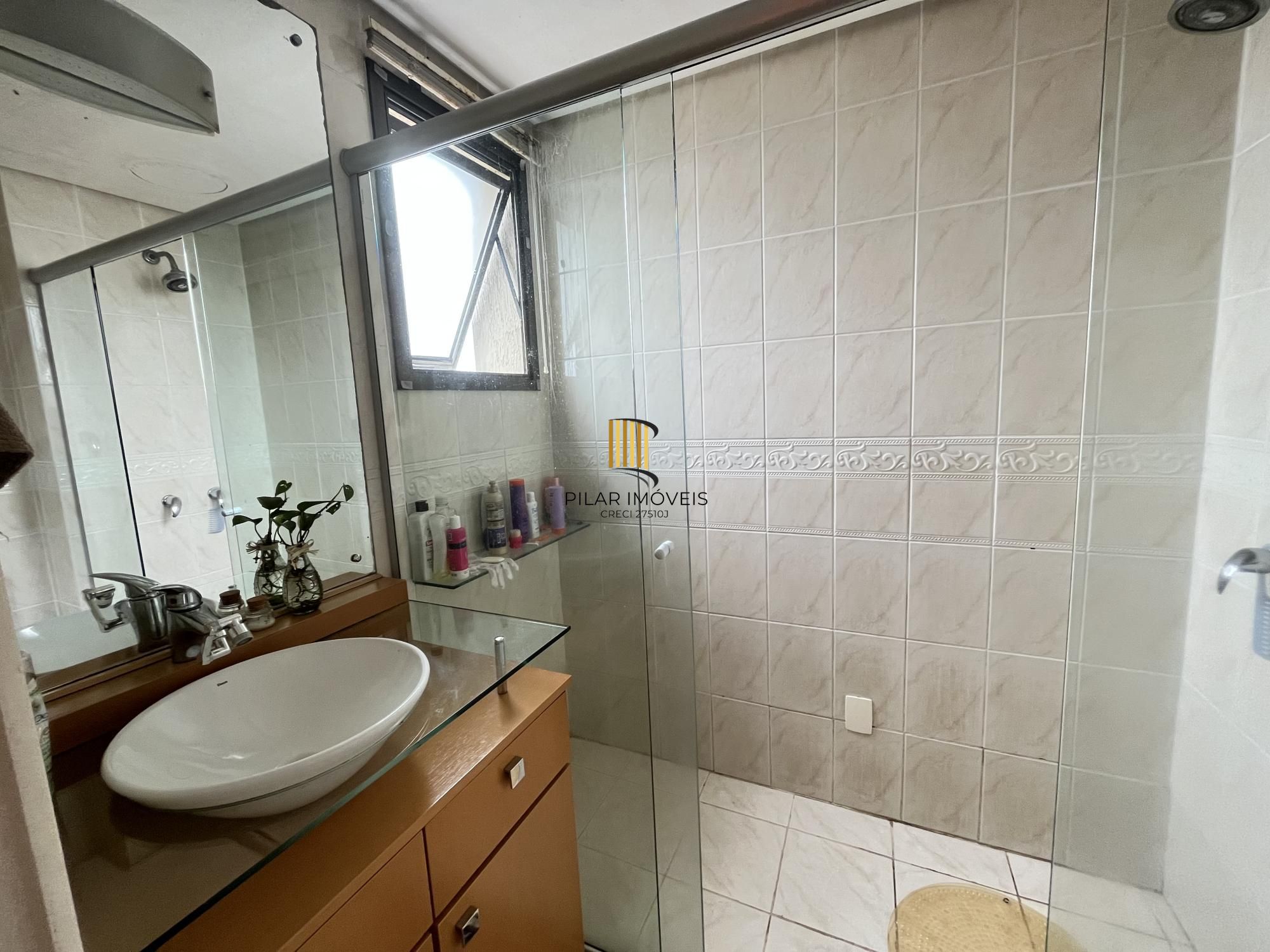 Apartamento de três dormitórios, suíte e uma vaga de garagem no bairro Santana