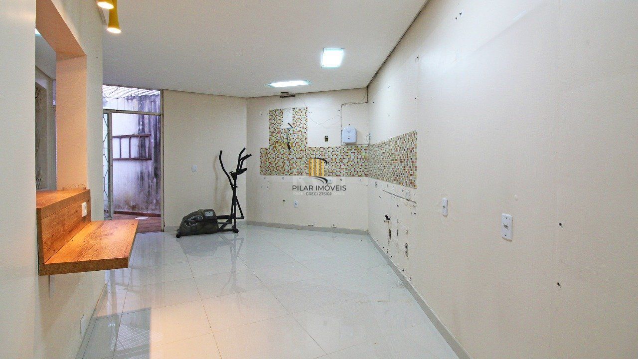 Casa com quatro (4) dormitórios,  duas (2) vagas de garagem, no bairro Passo da Areia em Porto Alegre.