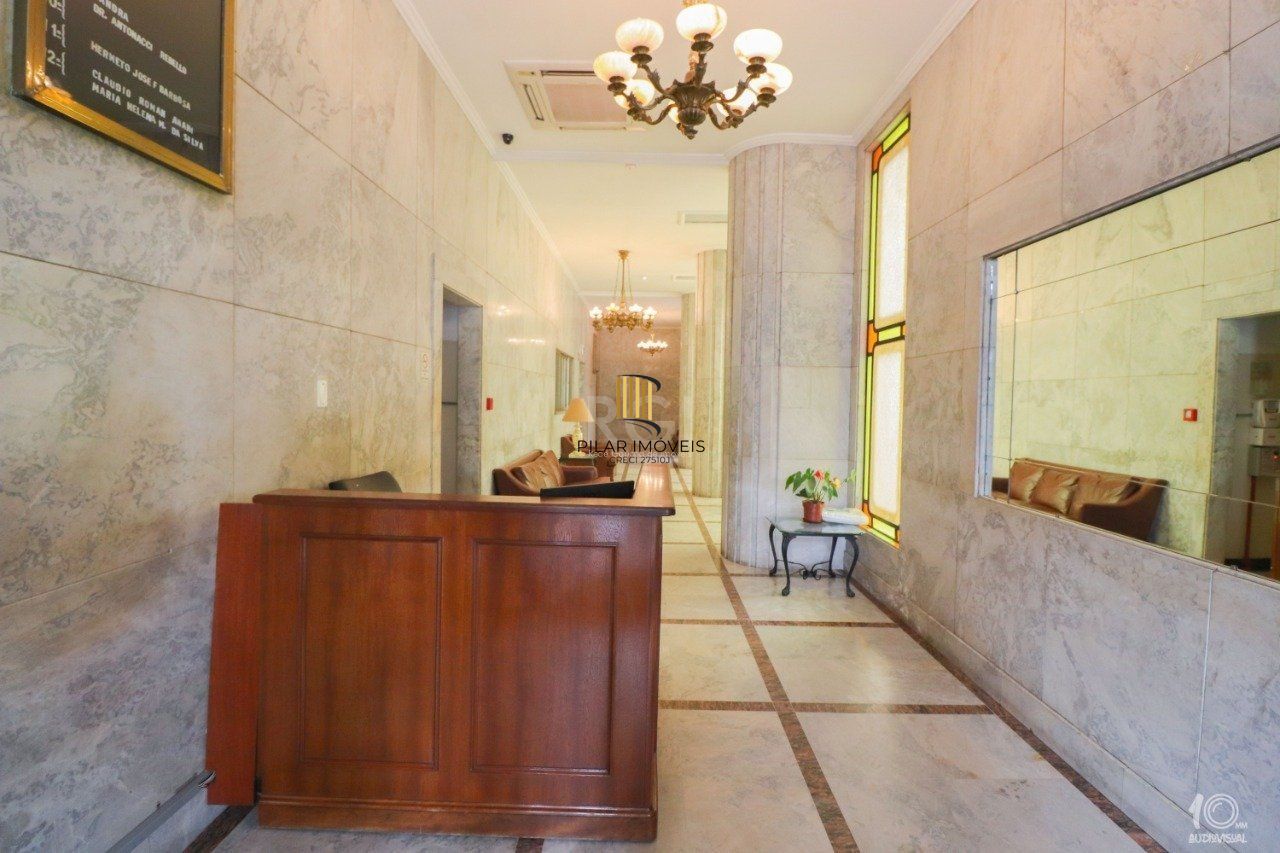 Apartamento á venda com 3 dormitórios com 1 suíte com sacada + 2 sacadas na sala e living, 233,85M²  e 1 vaga de garagem escriturada e coberta, no Bairro Independência em Porto Alegre.