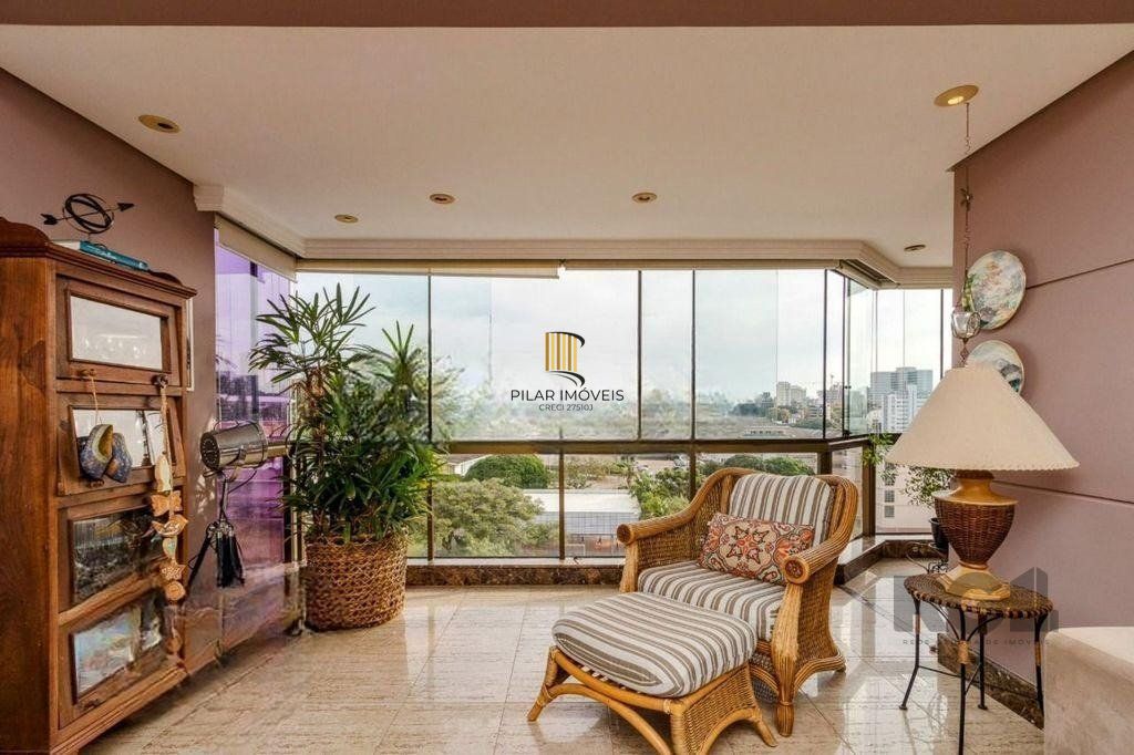 Apartamento de 138m² privativos, 3 dormitórios sendo 1 suíte. Living para 3 bons ambientes com espaço churrasco, sacada integrada e sala de estar. Cozinha com área de serviço separada.