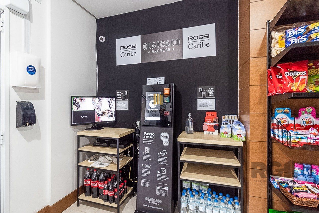   Excelente apartamento semi mobiliado de 3 quartos (dormitórios) transformados em 2 quartos, suíte, churrasqueira e 2 vagas de garagem no bairro Jardim Carvalho em Porto Alegre.