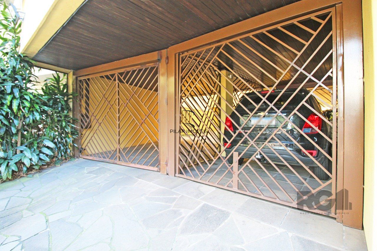 Vende Apartamento de cobertura duplex de 2 dormitórios com garagem escriturada e semi-mobiliado, no bairro Cidade Baixa.