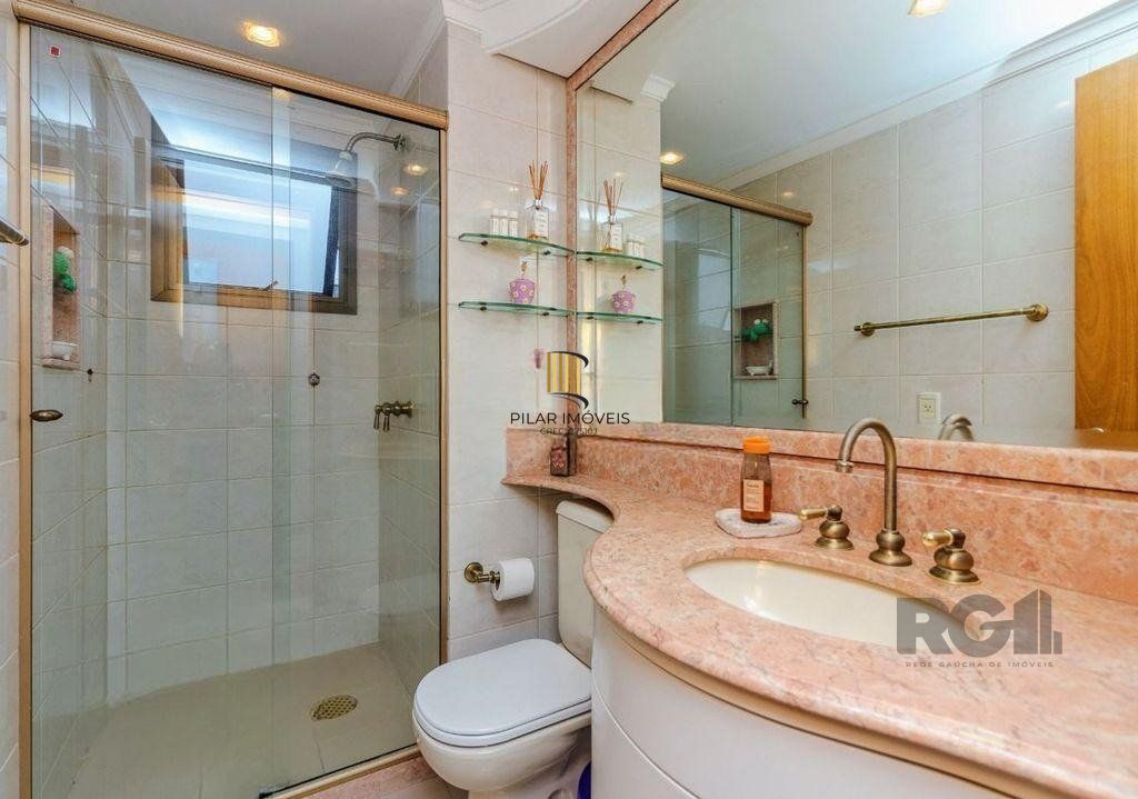 Apartamento de 138m² privativos, 3 dormitórios sendo 1 suíte. Living para 3 bons ambientes com espaço churrasco, sacada integrada e sala de estar. Cozinha com área de serviço separada.
