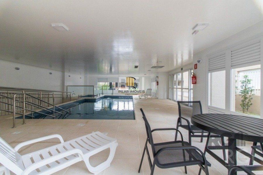 Apartamento com 75m² privativos, 2 dormitórios sendo 1 suíte, living dois ambientes,  imóvel arejado e iluminado.