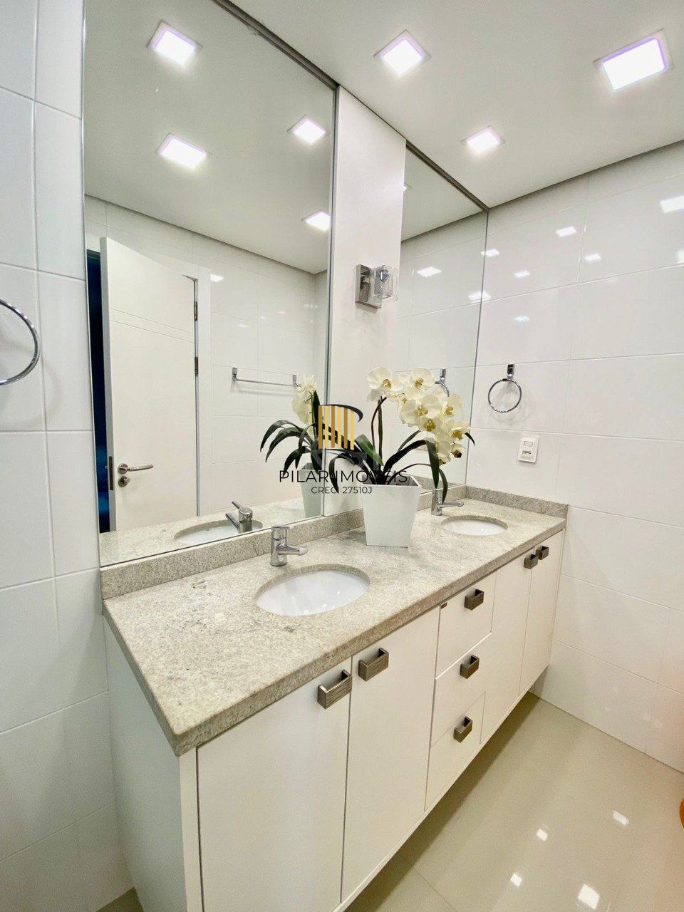 Apartamento para Venda - 140m², 3 dormitórios, sendo 2 suites, 2 vagas - Centro