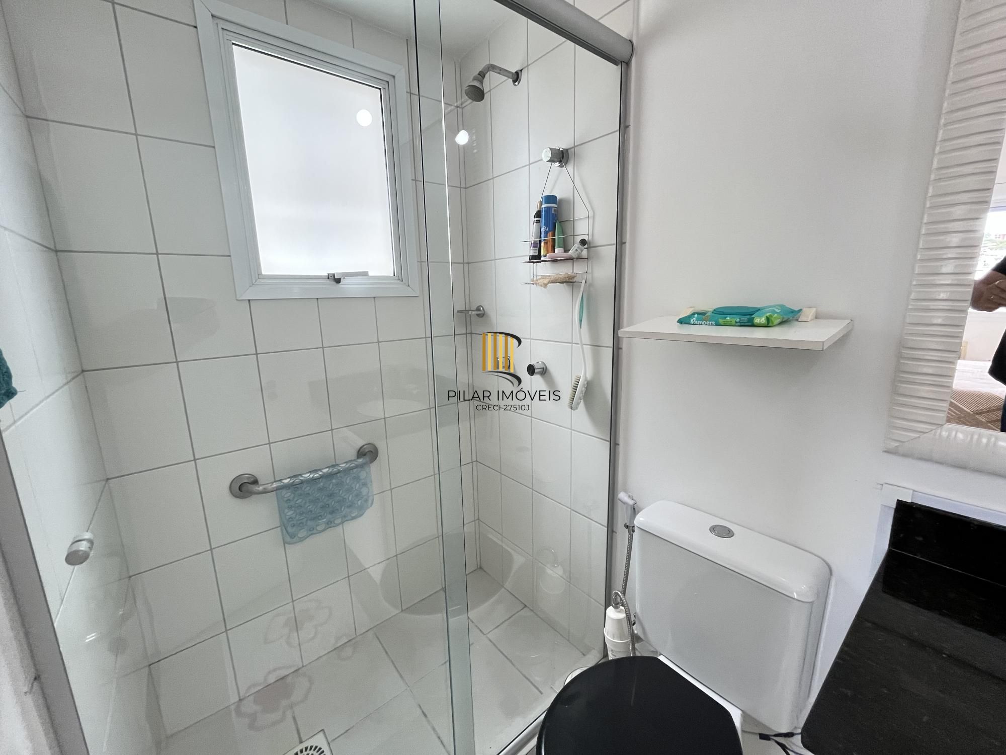 Apartamento de 2 quartos, suíte e 1 vaga de garagem no bairro Azenha em POA/RS