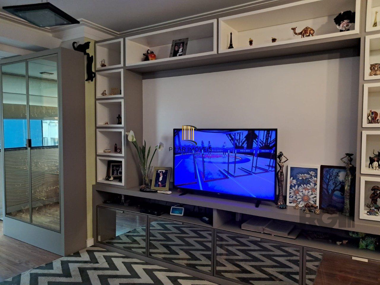 Apartamento de dois quartos, suíte e uma vaga de garagem no bairro Santana em Porto Alegre.