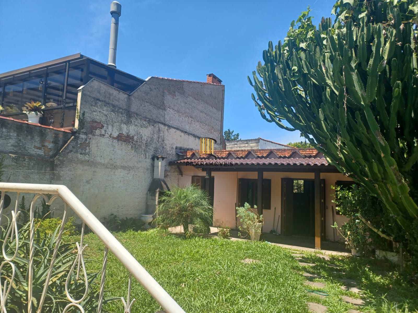 Casa de 3 quartos, suíte e patio no bairro Medianeira em POA