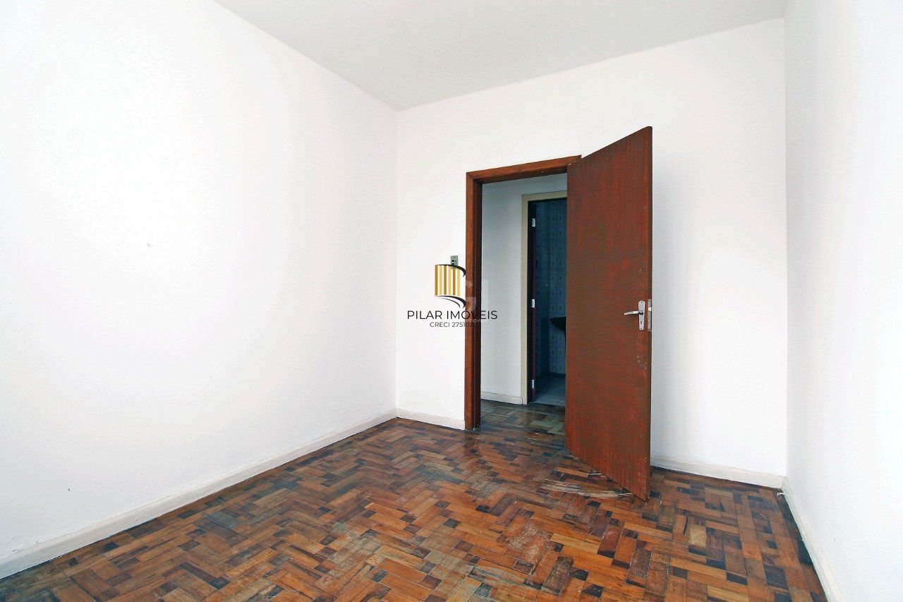 Apartamento de 2 (dois) dormitórios, com excelente localização, no Bairro Petrópolis. Amplo living, cozinha e área de serviço, banho social.