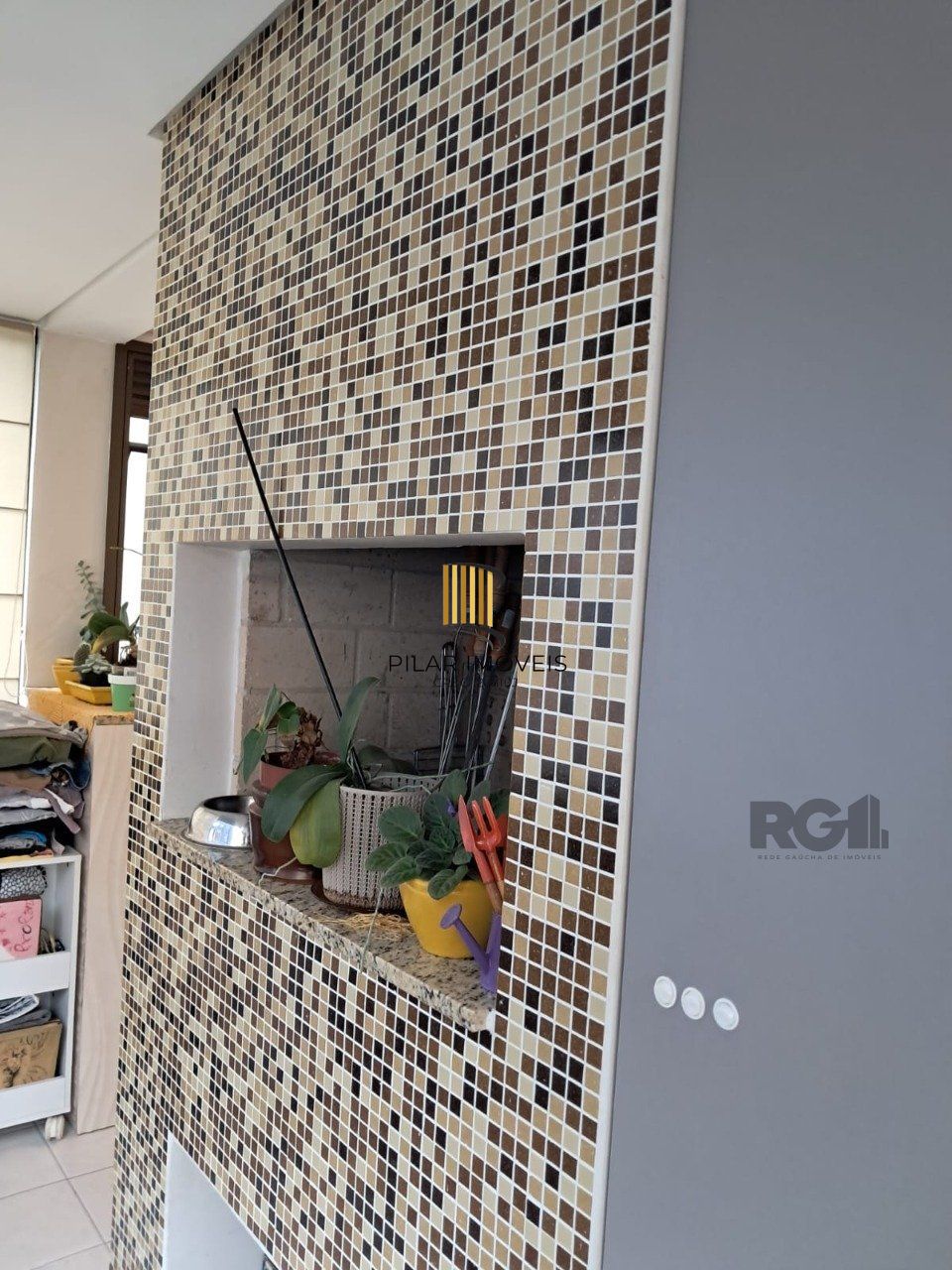Apartamento de dois quartos, suíte e uma vaga de garagem no bairro Santana em Porto Alegre.