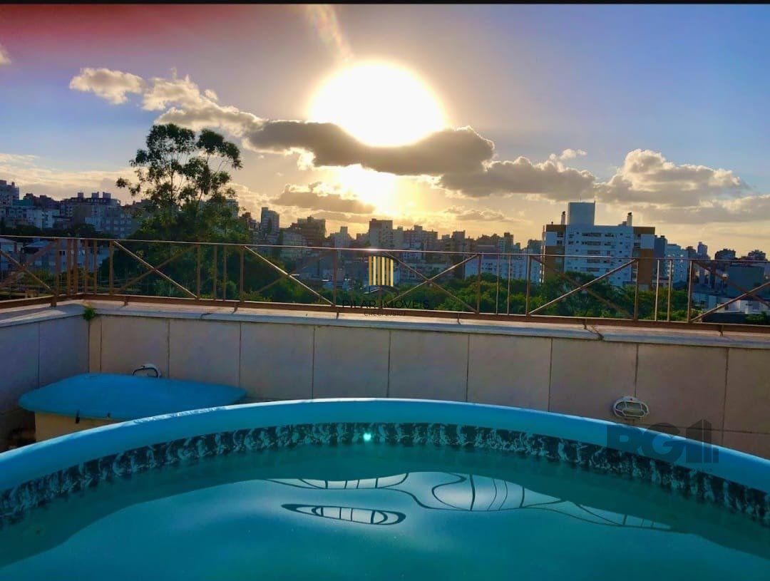 Apartamento de três quartos, suíte, churrasqueira e duas vagas de garagem (box duplo) no bairro Auxiliadora em Porto Alegre.