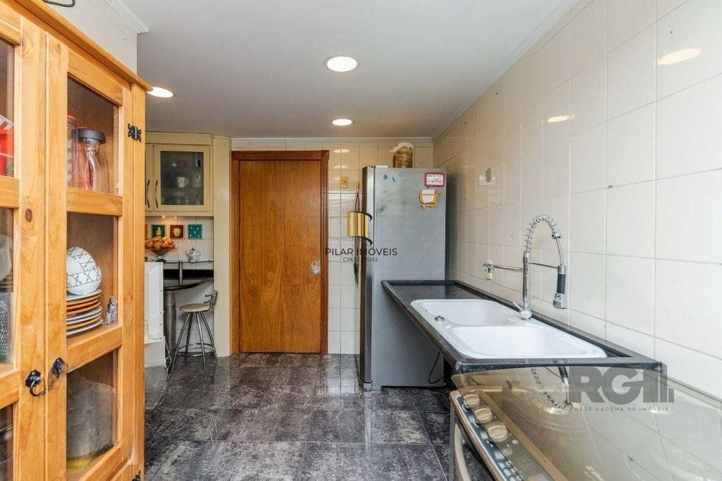 Apartamento de 138m² privativos, 3 dormitórios sendo 1 suíte. Living para 3 bons ambientes com espaço churrasco, sacada integrada e sala de estar. Cozinha com área de serviço separada.