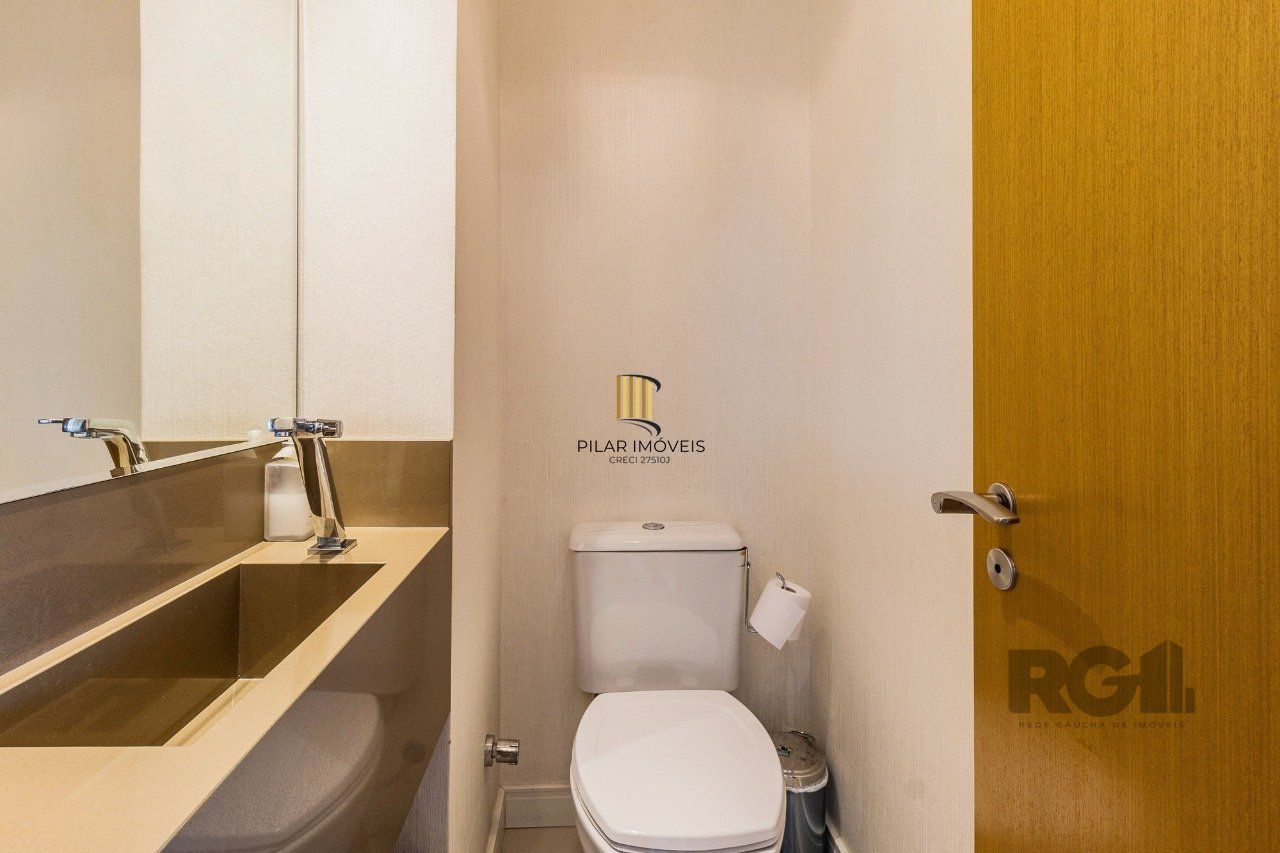 Apartamento de três quartos, suíte e duas vagas de garagem no bairro Rio Branco em Porto Alegre.