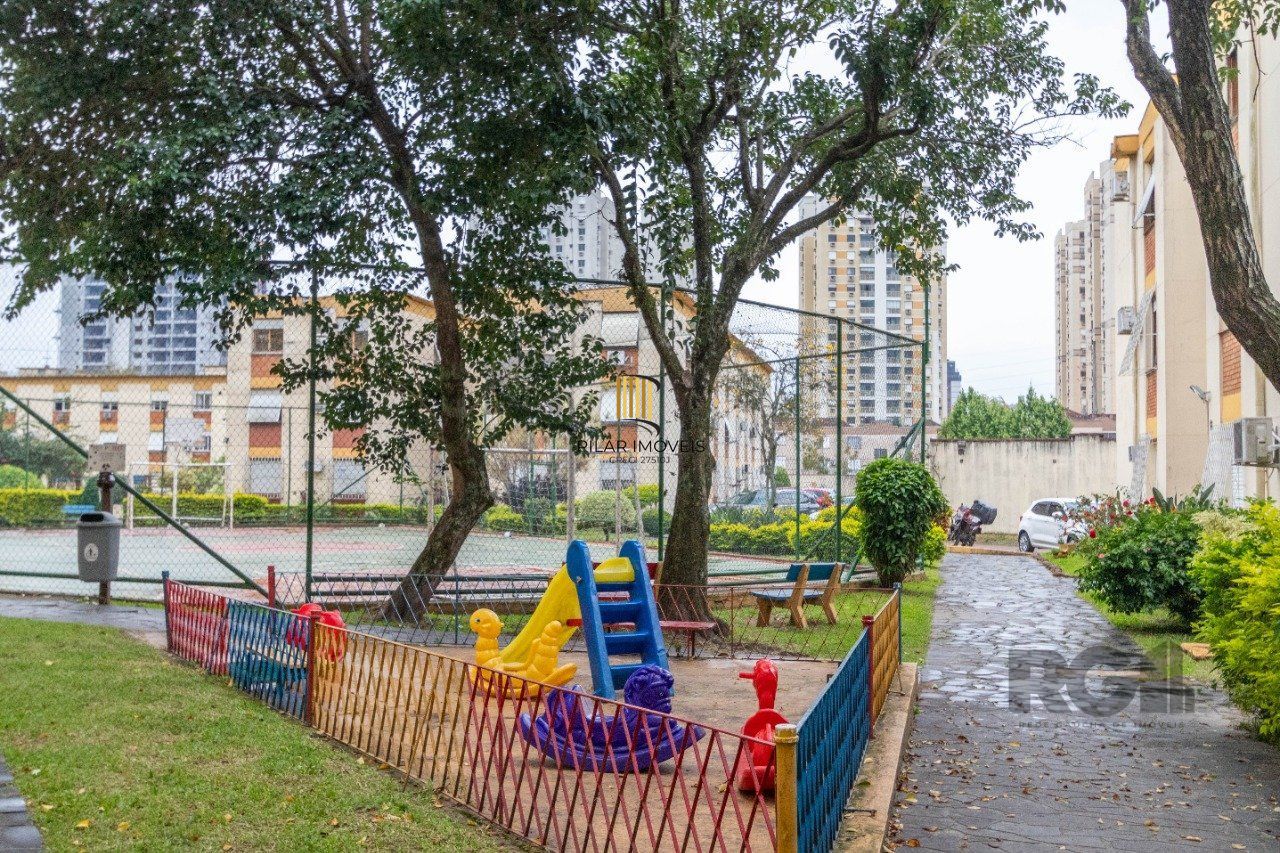 Apartamento de três dormitórios com vaga no Conjunto Residencial Roque Calage, bairro Passo da Areia em Porto Alegre.