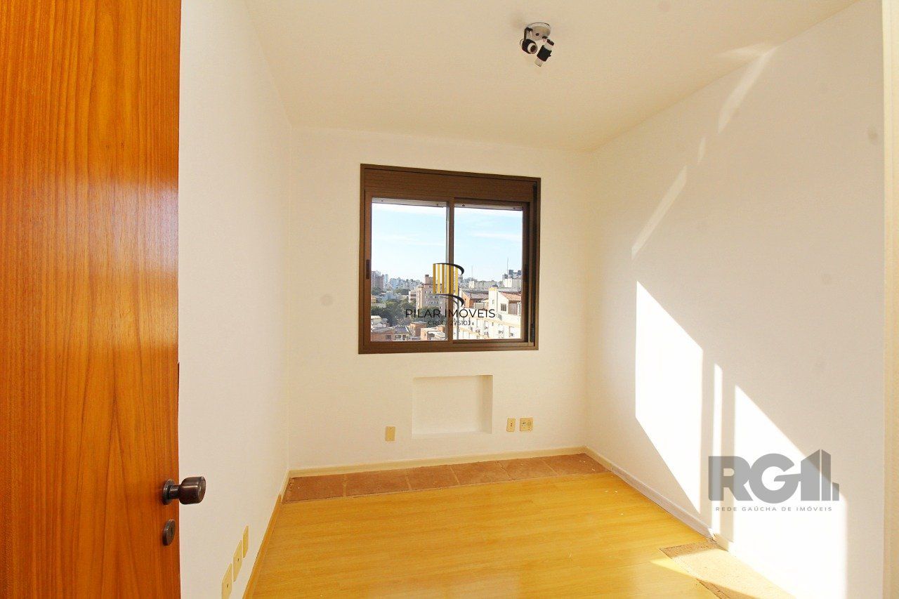 Apartamento de três dormitórios, suíte e 1 vaga de garagem no bairro Menino Deus
