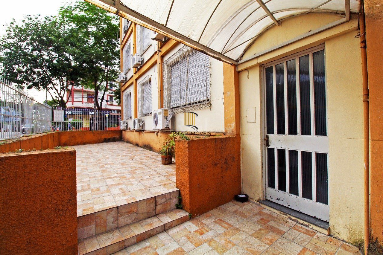 Apartamento de 2 (dois) dormitórios, com excelente localização, no Bairro Petrópolis. Amplo living, cozinha e área de serviço, banho social.