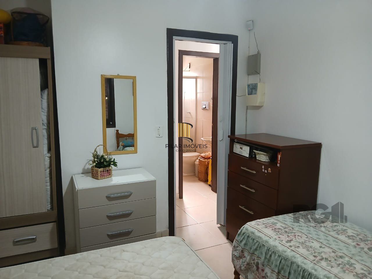Casa de 2 dormitórios, com banheiro social, e um living em 2 ambientes, com banheiro Social, e cozinha com área de serviço, mais um patio pra 3 carros, e uma piscina nos fundos...