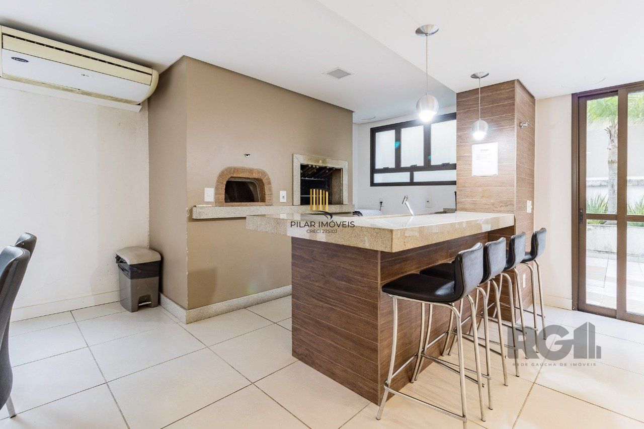 Apartamento de três quartos, suíte e duas vagas de garagem no bairro Rio Branco em Porto Alegre.