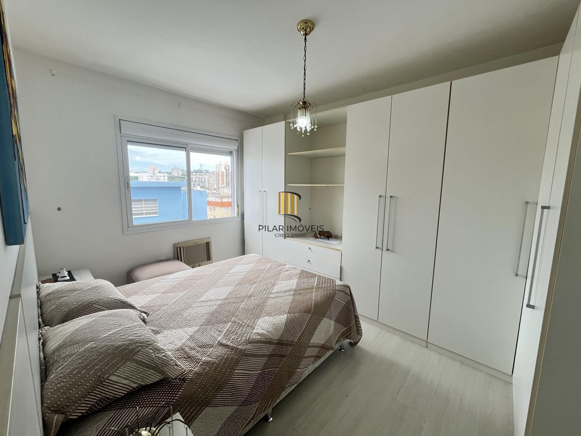 Apartamento de 2 quartos, suíte e 1 vaga de garagem no bairro Azenha em POA/RS