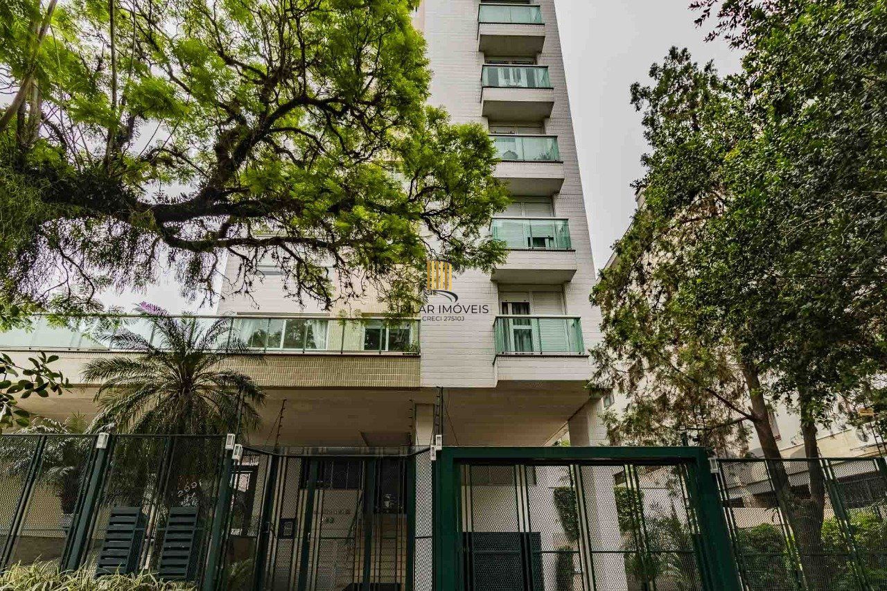 Cobertura de um dormitório, suíte e duas vagas de garagem no bairro Higienópolis em Porto Alegre.
