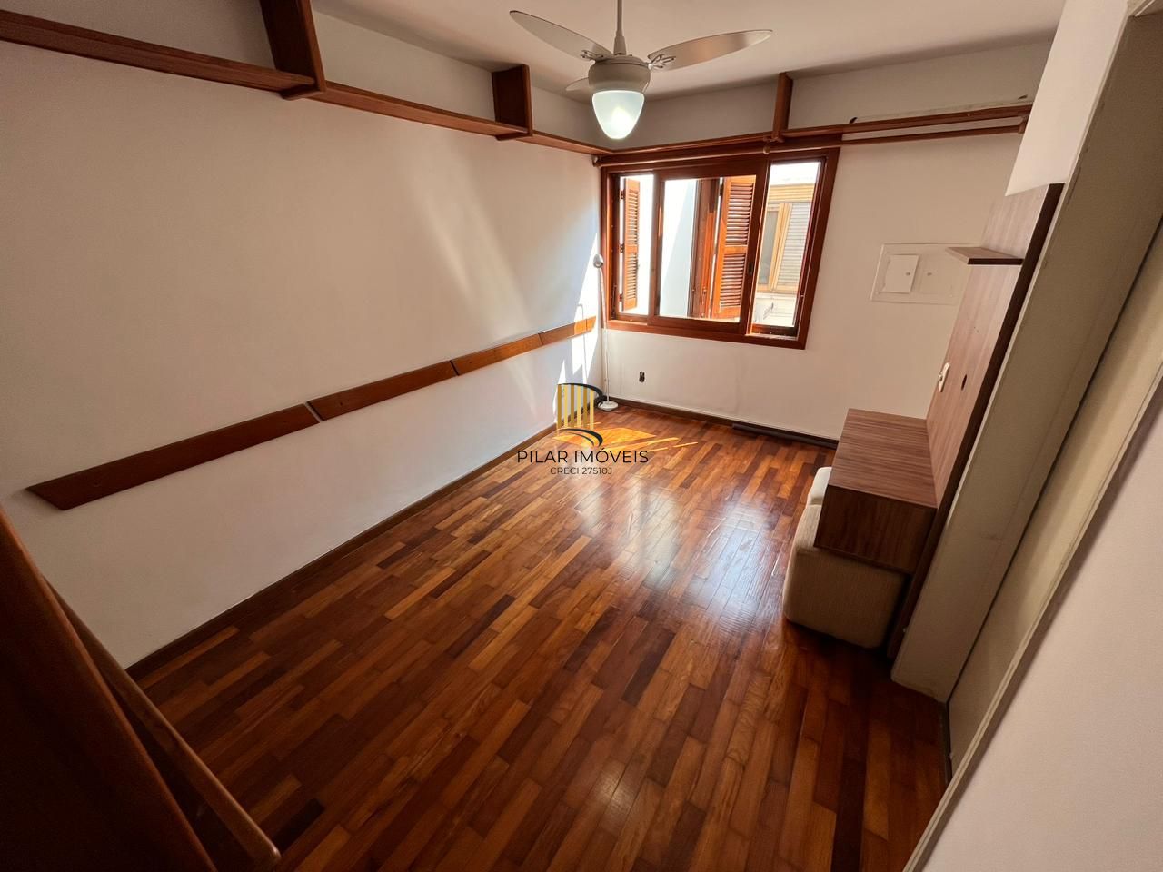 Apartamento de dois quartos e uma vaga de garagem no bairro Petrópolis em POA/RS