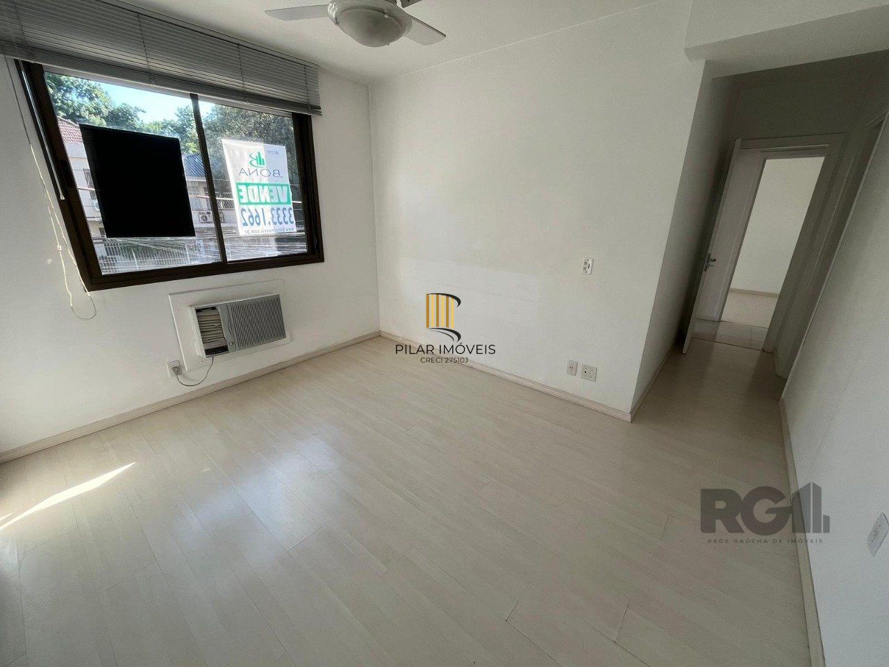 Apartamento de três quartos, suíte, churrasqueira e duas vagas de garagem (box duplo) no bairro Auxiliadora em Porto Alegre.