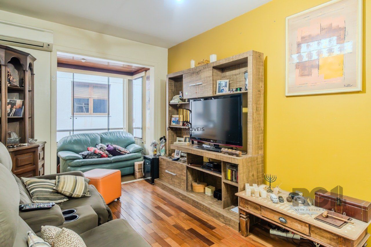 Apartamento de 1 quarto, sacada e uma vaga de garagem no bairro Santana POA/RS.
