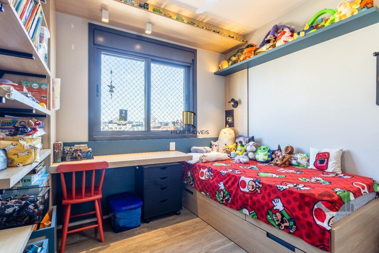 Apartamento de dois dormitórios, suíte e uma vaga de garagem no bairro Santana em Porto Alegre