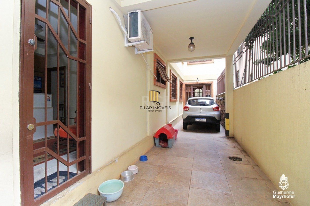 Casa para Venda - 347m², 5 dormitórios, sendo 2 suites, 3 vagas - São João